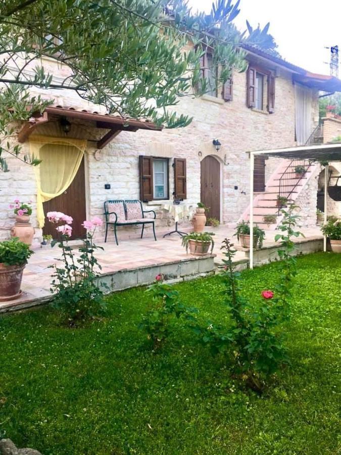 B&B Il Poggetto Serra SantʼAbbondio Eksteriør bilde