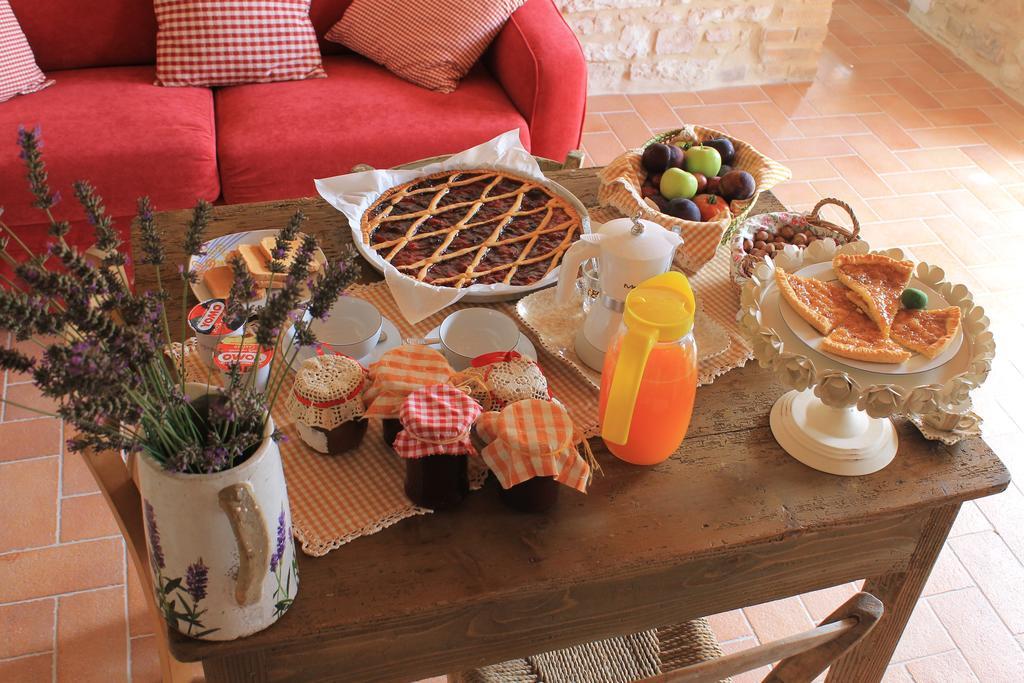 B&B Il Poggetto Serra SantʼAbbondio Eksteriør bilde