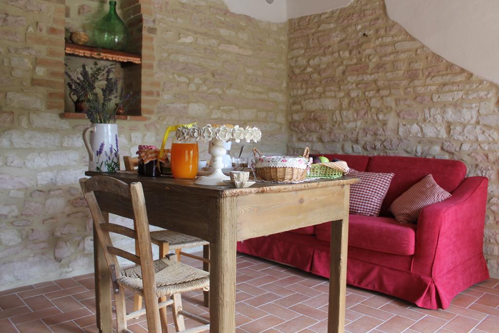 B&B Il Poggetto Serra SantʼAbbondio Eksteriør bilde