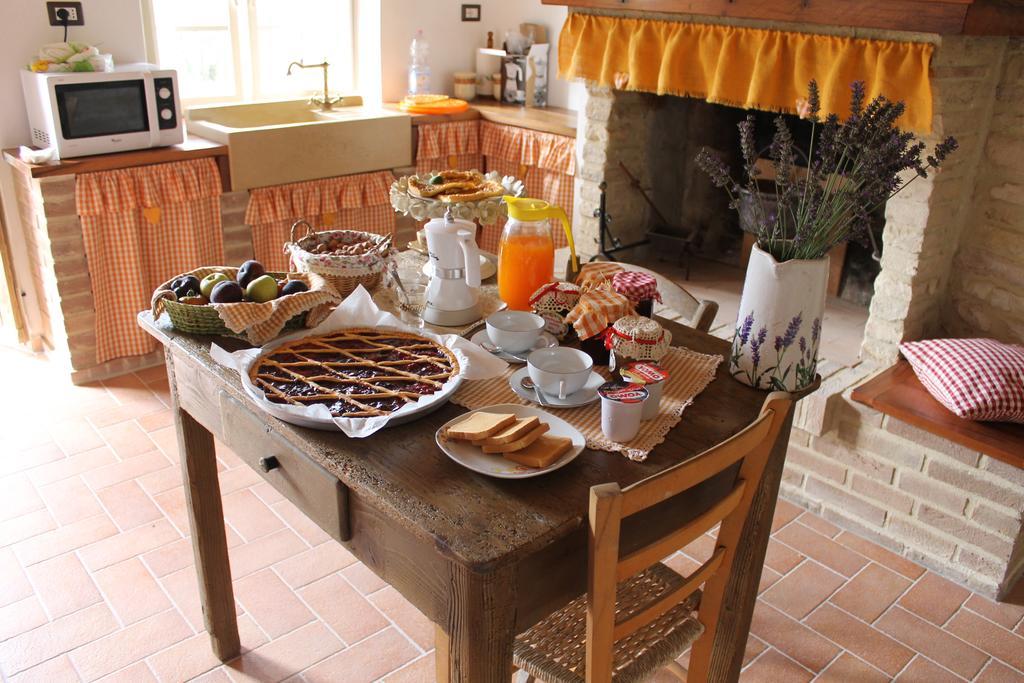 B&B Il Poggetto Serra SantʼAbbondio Eksteriør bilde