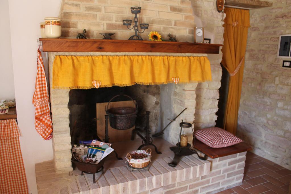 B&B Il Poggetto Serra SantʼAbbondio Eksteriør bilde